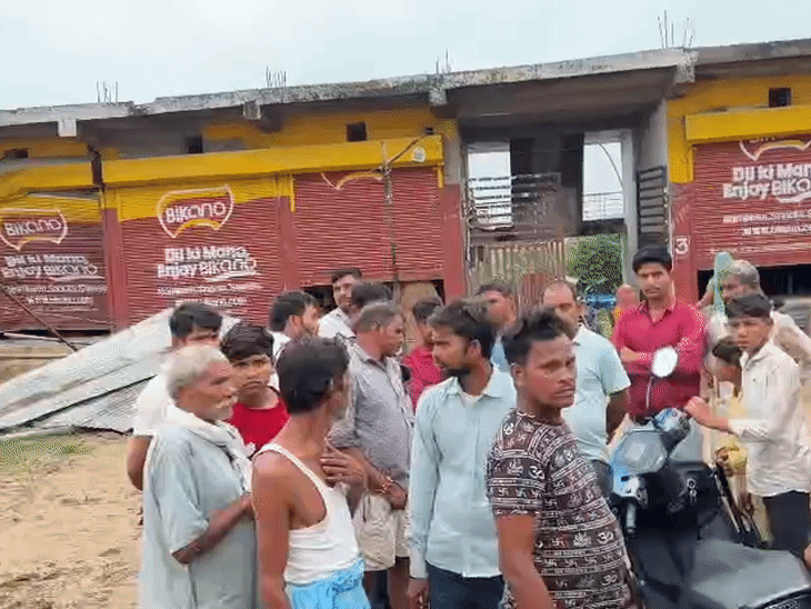 हादसे की खबर मिलते ही मौके पर भारी भीड़ जमा हो गई।