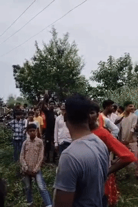 ग्रामीणों की भी जुटी भीड़।