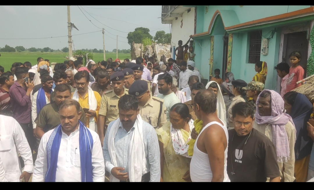 पीड़िता से मिलने पहुंचे लोग