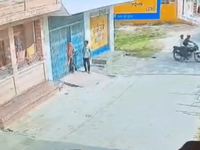 आरोपियों ने पता पूछने के बाहने बातों में उलझाया।