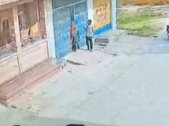 झपटामार सोने का फूल लेकर आरोपी बाइक पर बैठकर फरार हो गए।