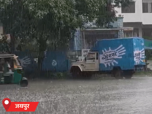 जयपुर में शुक्रवार दोपहर बाद से शुरू हुआ बारिश का दौरा शनिवार को भी जारी रहा। इस मानसून सीजन में पहली बार लगातार दो दिन बरसात हुई।