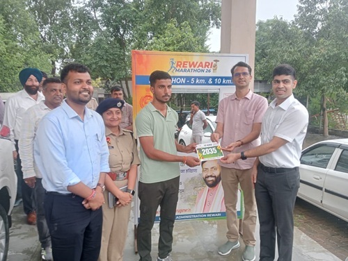 प्रतिभागी को किट वितरित करते अधिकारी।