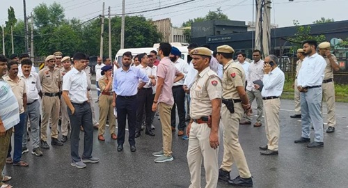 अधिकारियों के साथ डीसी- एसपी व्यवस्थाओं का जायजा लेते हुए।