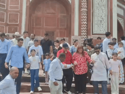 गौतम अडानी के बेटे करण अडानी ने शनिवार को परिवार के साथ ताजमहल का दीदार किया।