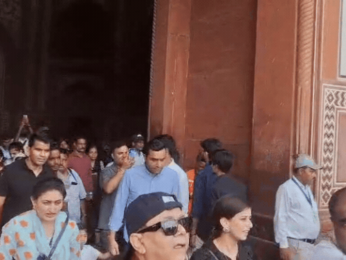 करण अडानी के साथ उनके सास-ससुर भी ताजमहल आए थे।