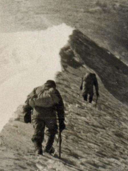 साल 1966, नंदा देवी बेस कैंप की तरफ चढ़ाई करते पर्वतारोही।