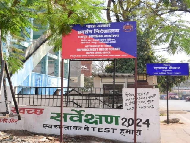 ईडी के अधिकारियों ने 30 लोगों को नोटिस जारी किया है।