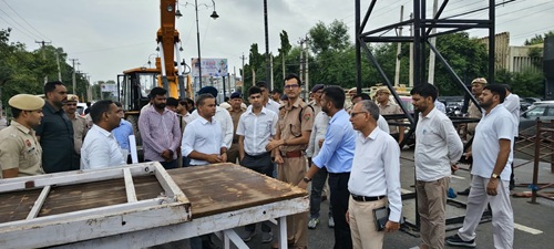 तैयारियों का जायजा लेते कार्यक्रम के विशेष अधिकारी पंकज नैन।
