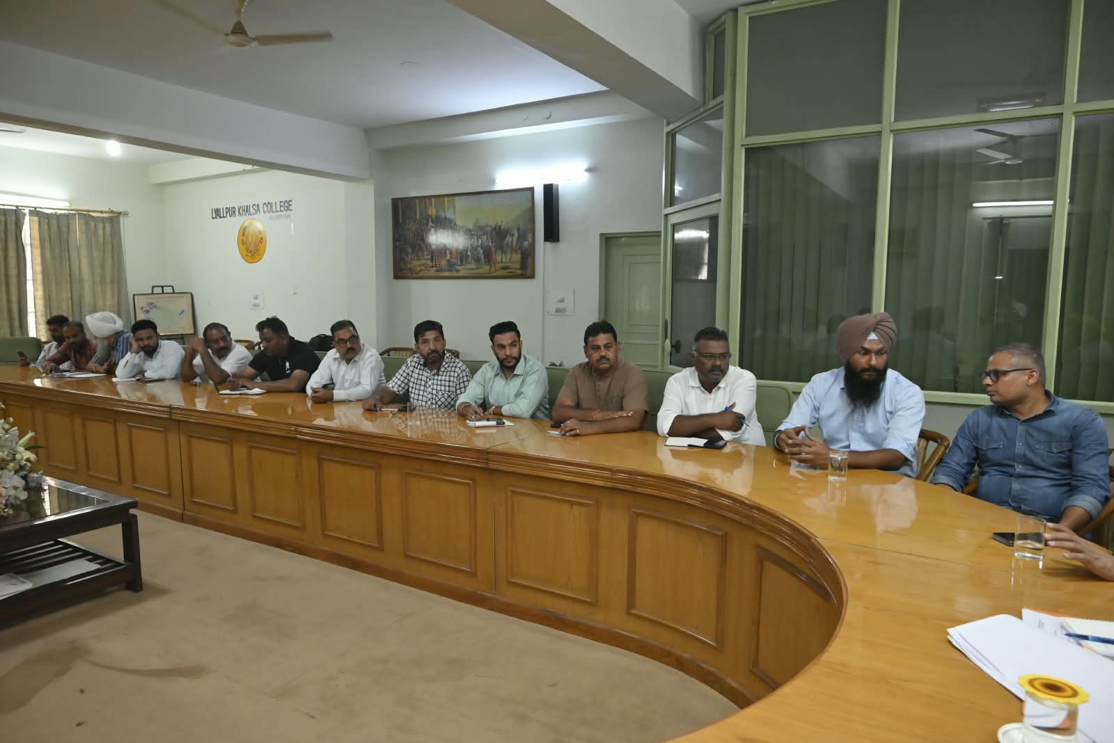 ड्रोन शो को लेकर बैठक करतीं एसडीएम और अन्य पदाधिकारी।