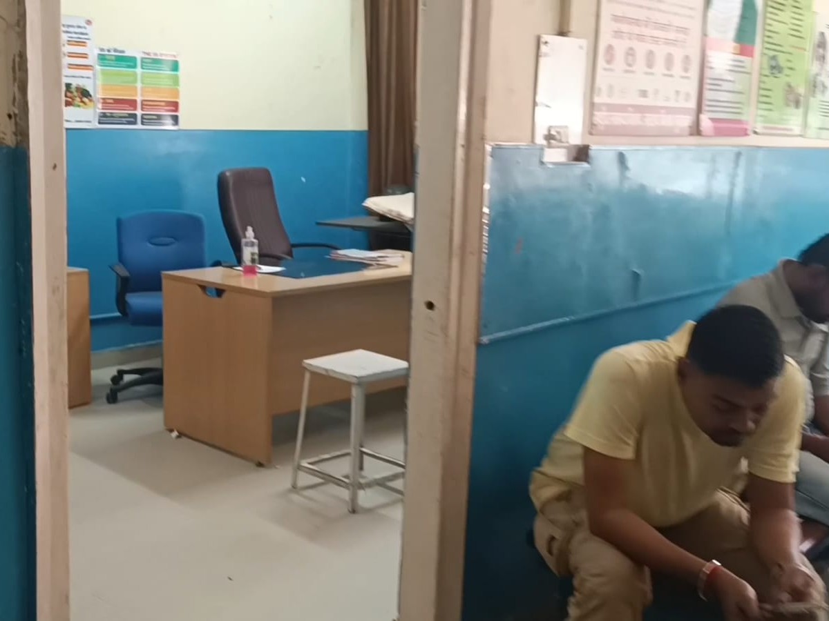 मरीज 9 बजे तक डॉक्टरों का इंतजार करते रहे, कई कमरों में नहीं दिखे चिकित्सक|सोहना,Sohna - Dainik Bhaskar