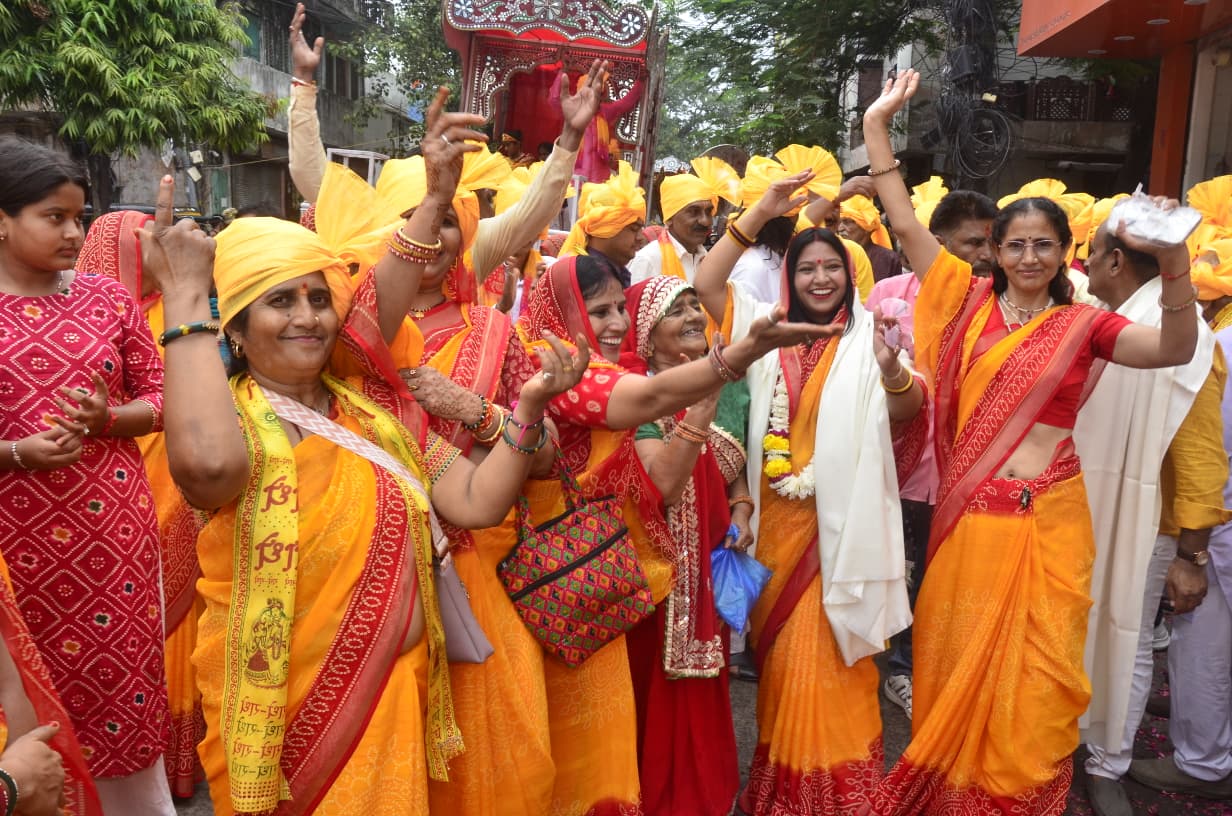 शोभायात्रा में बड़ी संख्या में समाज बंधुओं ने हिस्सा लिया।