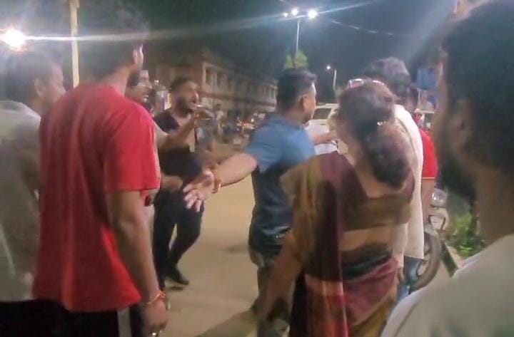 दोनों पक्षों के बीच हुए विवाद का वीडियो सोशल मीडिया पर हो रहा वायरल।
