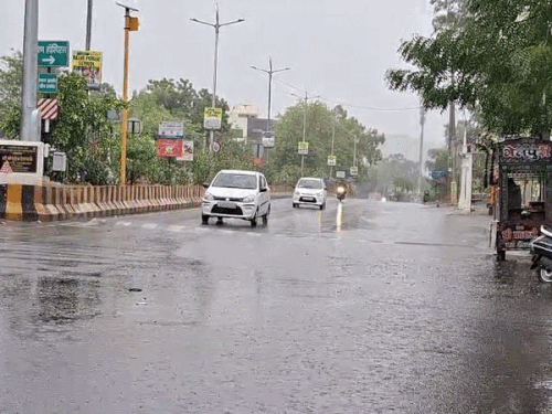 अजमेर में रिमझिम बरसात का दौर सुबह से चल ल रहा है।
