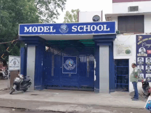 लेडी टीचर्स ने गेट पर किया प्रदर्शन; DC से भत्तों में की कटौती वापस लेने की मांग|रोहतक,Rohtak - Dainik Bhaskar