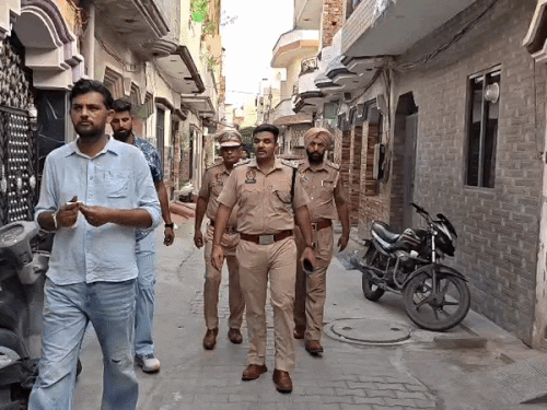 जालंधर में पुलिस ने कॉर्डन एंड सर्च ऑपरेशन चलाया। - Dainik Bhaskar