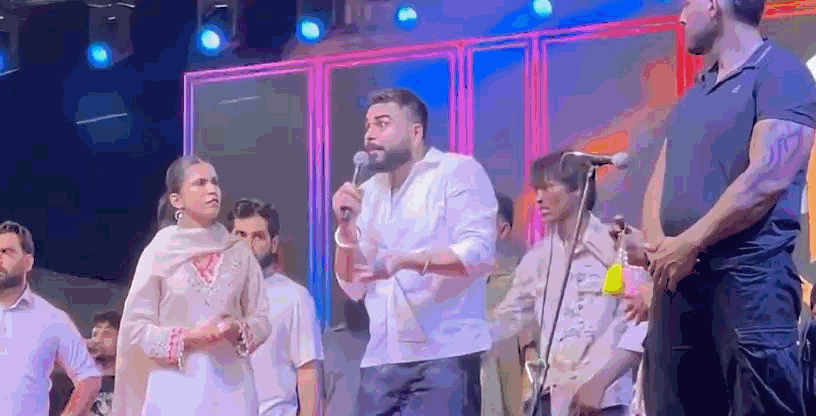 28 अगस्त को बटाला की दाना मंडी में आयोजित रंगला पंजाब प्रोग्राम में निंजा साउंड ऑपरेटर को बोलते हुए।
