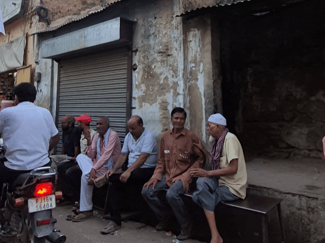 वार्ड 38 में चुनावी चर्चा करते लोग।