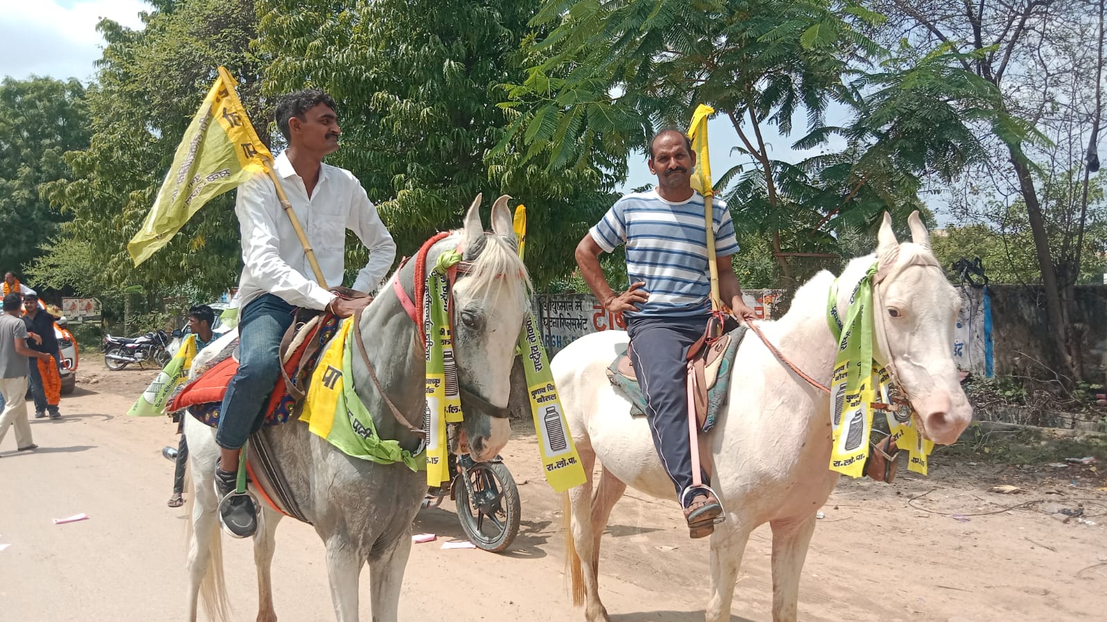 घोड़े पर बैठकर प्रचार करते हुए प्रत्याशी के बेटे।
