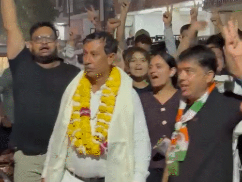 मौसेरे भाई के खिलाफ चुनावी मैदान में उतरे राजकुमार ने वार्ड में विधायक फंड से सीसीटीवी कैमरे लगाने का दावा किया।