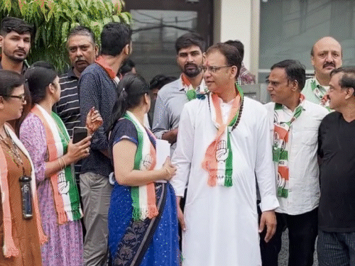 कांग्रेस पार्टी ने मनोज विजय को उम्मीदवार बनाया है, जो त्रिकोणीय संघर्ष में चुनावी मैदान में है।