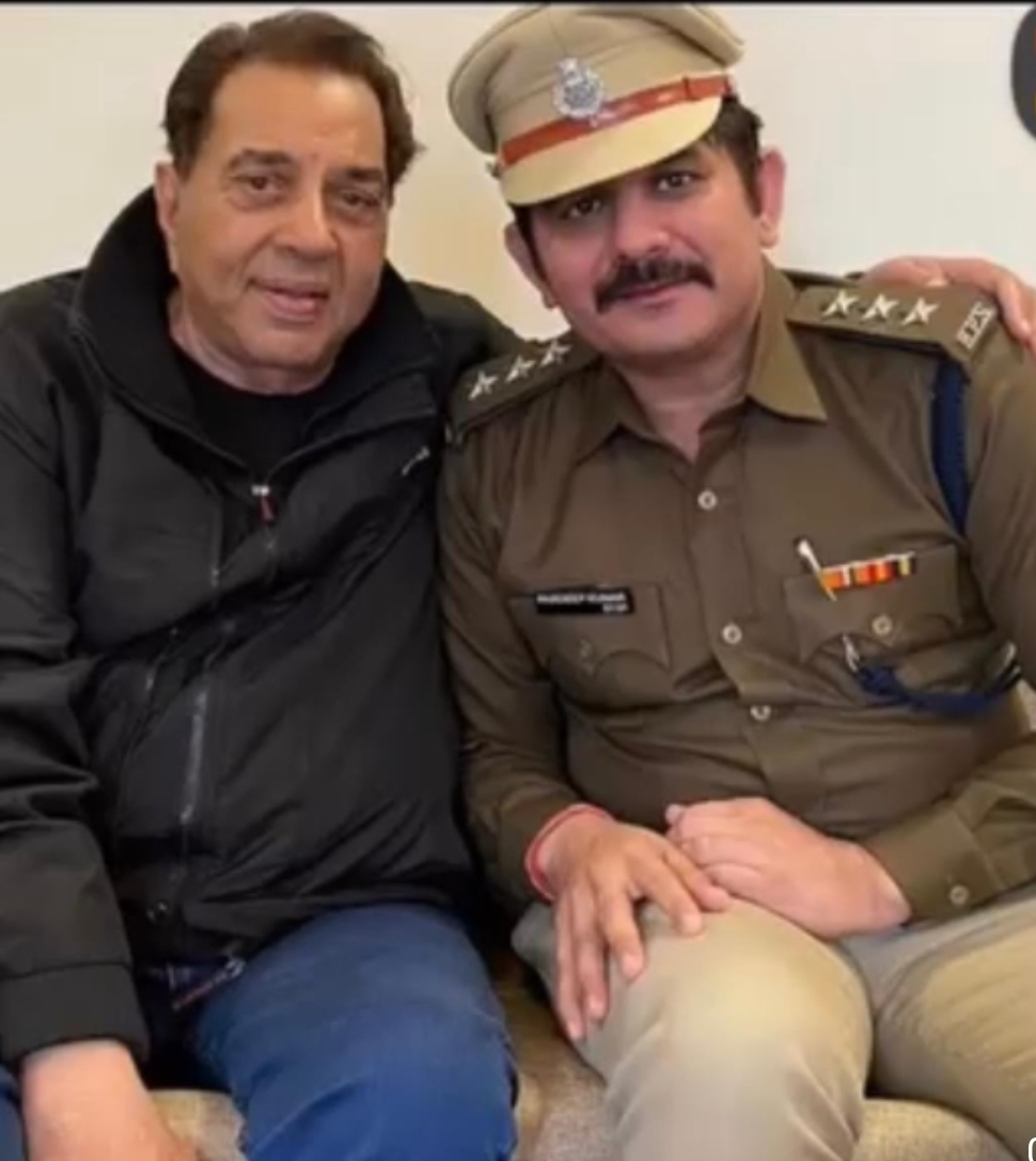 दिवंगत बॉलीवुड अभिनेता धर्मेंद्र देओल भी उन्हें स्नेहपूर्वक अपना बेटा बताते थे।