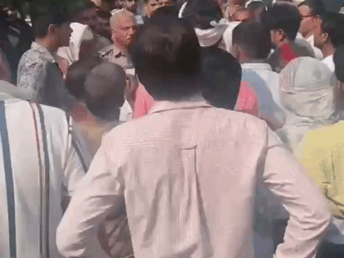 दुल्हेड़ा गांव में हालात बिगड़ने पर कब्जा करने आए युवकों को ग्रामीणों के चंगुल से निकालते एसीपी प्रदीप। (फाइल)