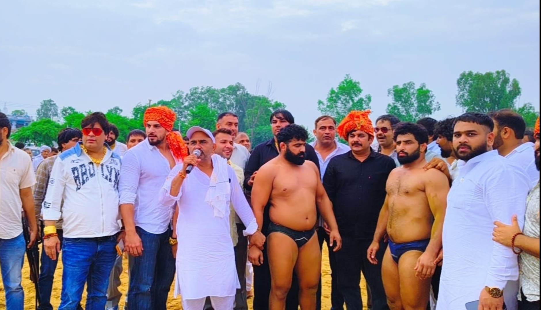 दंगल में पहलवानों के हाथ मिलवाते एसीपी प्रदीप।