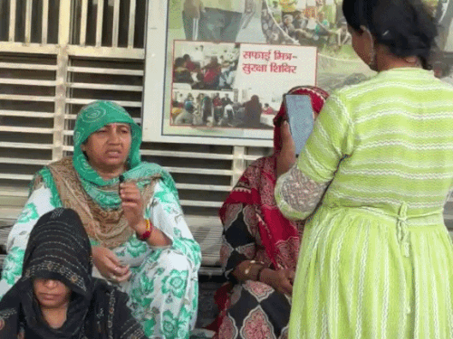महिला सफाई कर्मचारियों का इंटरव्यू लेते सीजेपी टीम।
