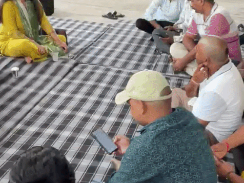 झज्जर में सीजेपी की टीम ने सोशल मीडिया पर एक्टिव रहने के लिए मोबाइल फोन से सफाई कर्मचारियों को दी ट्रेनिंग।