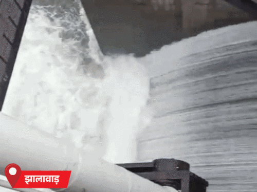 लगातार बरसात के कारण झालावाड़ के कालीसिंध और छापी डैम का जलस्तर बढ़ गया है। इन बाधों से पानी की निकासी की जा रही है।