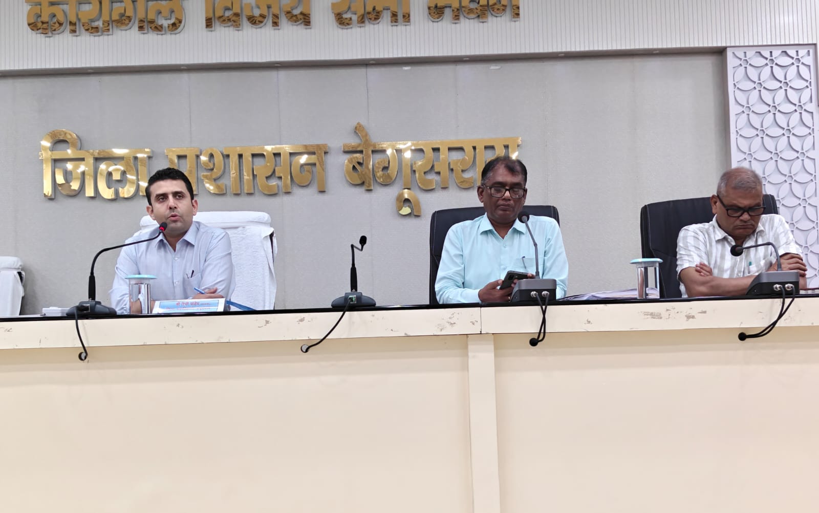 पीसी उपस्थित अधिकारी।