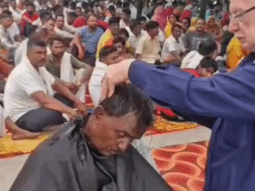 दो दिन पहले धरना स्थल पर मुंडन करवाते सफाई कर्मचारी। फाइल फोटो।