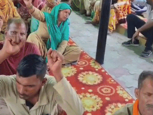 करनाल में हड़ताल पर बैठे सफाई कर्मचारी सरकार के खिलाफ नारेबाजी करते हुए।