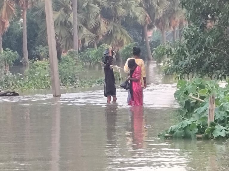 लोग घरों को छोड़कर राहत कैम्प की ओर रूख कर रहे हैं।