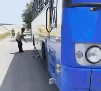 ईंटों के सहारे खड़ी मिली बस सब कुछ निकाल ले गए चोर