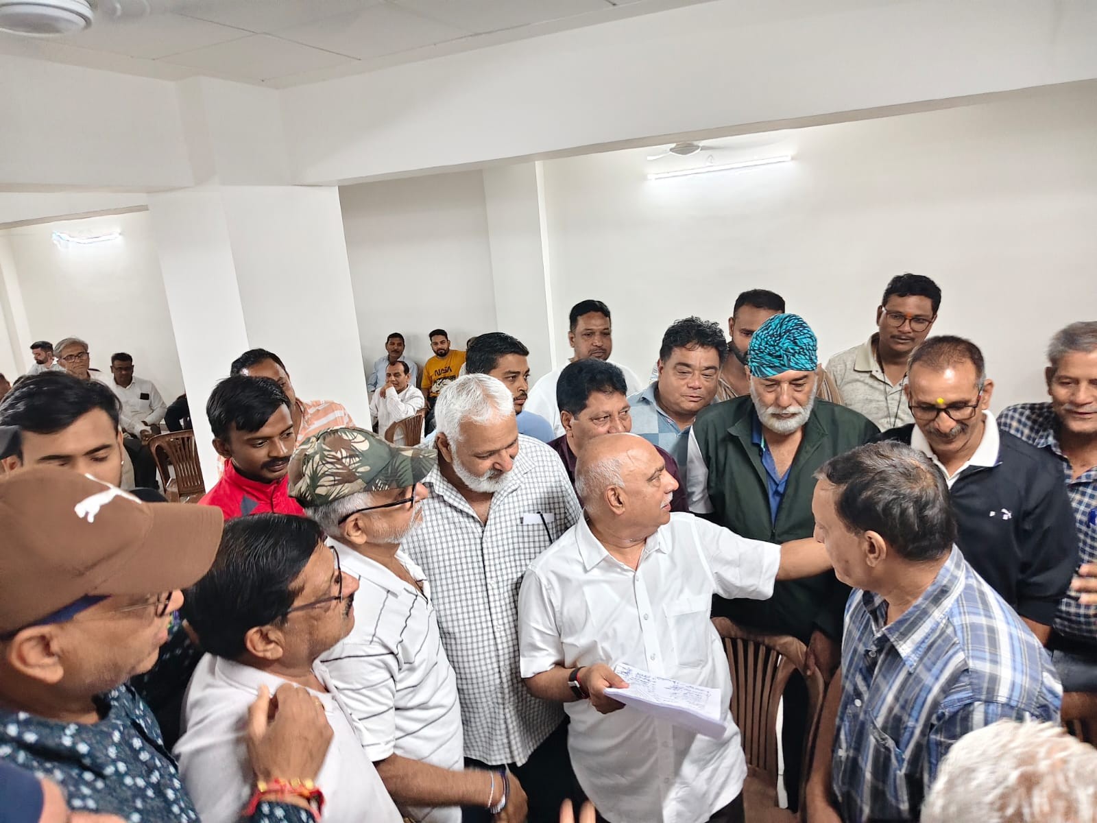 खिलाड़ी बोले- 24 साल से जिला फुटबॉल संघ के अध्यक्ष पद पर एक ही व्यक्ति है।