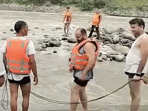पुलिस, राज्य आपदा प्रतिक्रिया बल और रेस्क्यू टीमें लड़की की तलाश कर रहे हैं।
