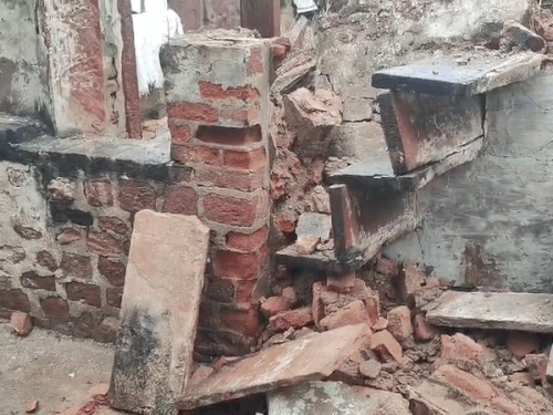 धौलपुर में पार्वती नदी का जलस्तर लगातार बढ़ रहा है। इस नदी के डैम के चार गेट भी आज खोले गए। वहीं, जिले के मांगरोल गांव में एक मकान भी ढह गया।