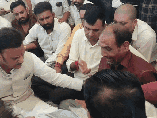 डिप्टी सीएम राजेंद्र शुक्ल शुक्रवार को कल्पना के परिजन से मिलने पहुंचे थे।