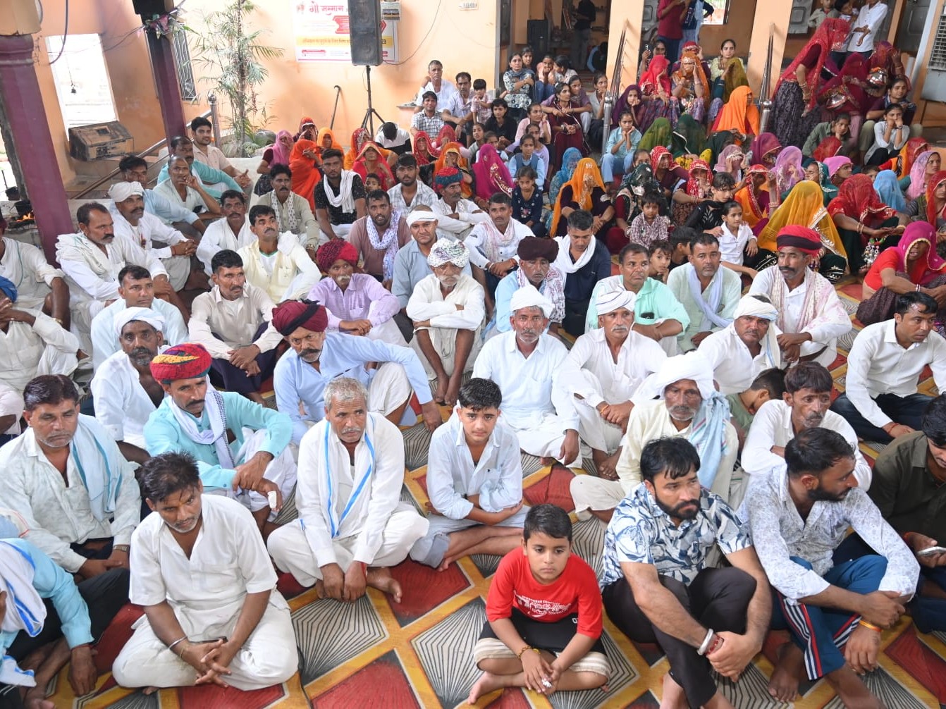 लाइब्रेरी का निर्माण गांव के सरकारी कर्मचारियों और ग्रामीणों ने मिलकर करवाया।