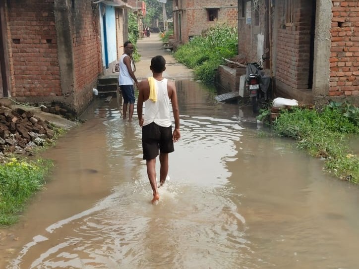 बाढ़ का पानी कई गावों में घुस गया है।