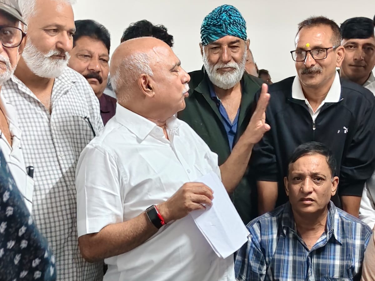 खंडेलवाल को ज्ञापन सौंपकर चुनाव कराने के मांग की।