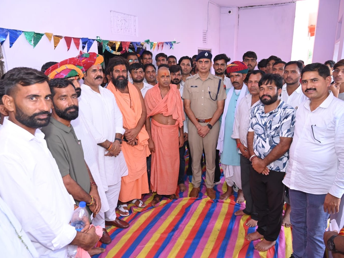 महामंडलेश्वर बालकानंद गिरी जी और निवाई डीवाईएसपी ने लाइब्रेरी का उद्घाटन किया।