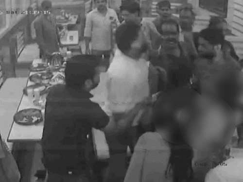 रेस्टोरेंट संचालक और स्टाफ ने टूरिस्ट के साथ मारपीट शुरू कर दी। वहां टूरिस्ट के परिवार के लोग भी थे।