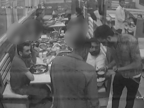 शिकायत पर स्टाफ खाने की प्लेट लेकर चला गया। कहा कि धोकर देखता हूं।
