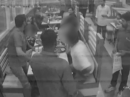 टूरिस्ट स्टाफ के पीछे भागा कहीं सबूत न मिटा दिए जाएं और फिर आपस में बहस हो गई।
