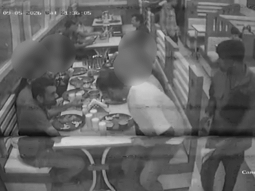 टूरिस्ट अपने परिवार के साथ खाना खा रहा था। खाने में कॉकरोच दिखने पर उसने स्टाफ से शिकायत की।