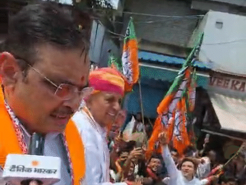 अजमेर में रोड शो के दौरान सीएम भजनलाल शर्मा।