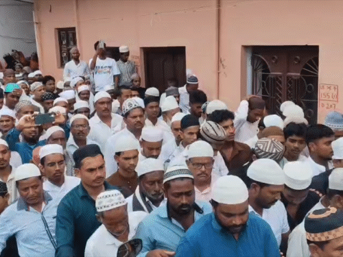 जवान के अंतिम दर्शन के लिए जुटी लोगों की भीड़।